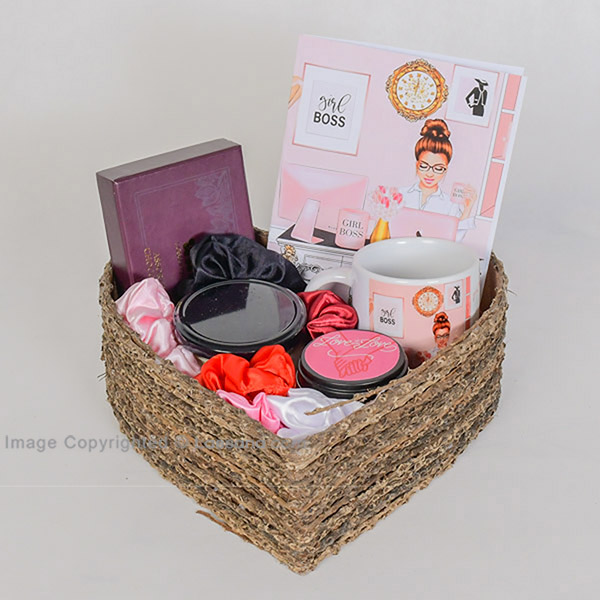 Gift pack for a girl / Anniversary gift / birthday gift / gift for her /  hampers / gift packs